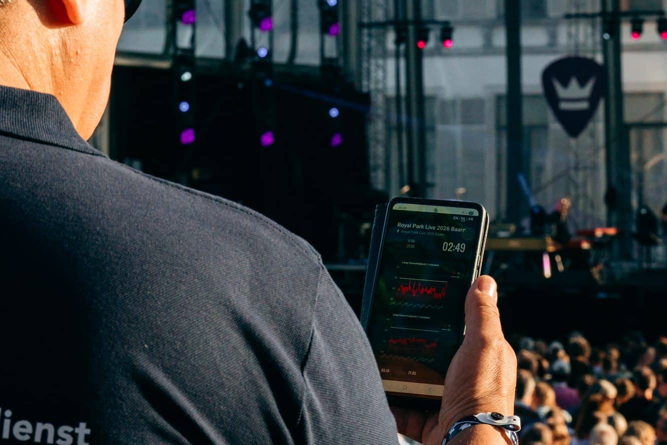 Meetdata op de telefoon van een geluidsadviseur tijdens festival Royal Park in Baarn, 